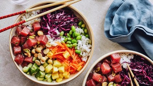 Deux bols de poke au thon sur un comptoir.