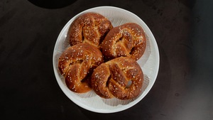 Quatre bretzels dans une assiette.