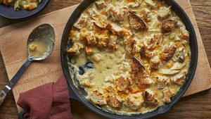 La casserole vol-au-vent dans une poêle sur une planche de bois sur une table.