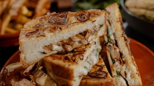 Deux grilled cheese dans une assiette.