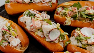 Plusieurs guédilles au homard et au pamplemousse dans une assiette.
