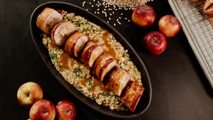 Des hauts de cuisse de poulet farcis aux pommes et enrobés de bacon.