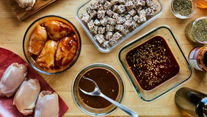 Sur un comptoir, est déposé plusieurs contenants avec les ingrédients nécessaires à la confection des marinades.