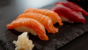 Des nigiris de saumon et de thon sur un plateau de service.