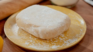 De la pâte farinée dans une assiette.