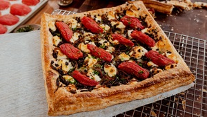 Une pissaladière sortant du four.