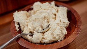 Un bol rempli de purée de tofu façon ricotta.