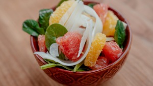 Une salade de fenouil à l'orange et au pamplemousse dans un bol.