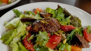 Une salade garnie de foies de volaille.