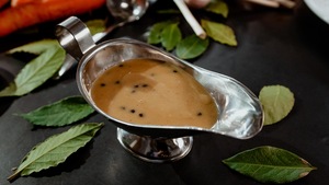 De la sauce express aux baies de sureau dans une saucière.