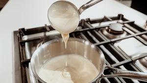 Une sauce Mornay dans une casserole.