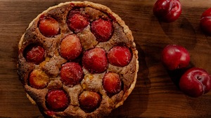 Une tarte recouverte de morceaux de prunes.