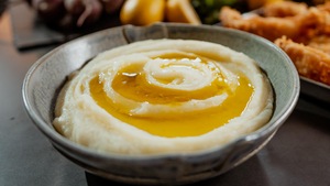 Un bol rempli de trempette de pommes de terre.