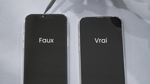 Un faux et un vrai iPhone côte à côte. 