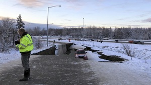La voiture est dans un cratère formé par la route.