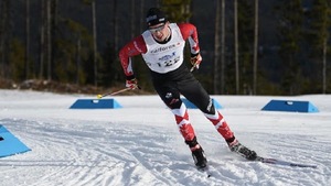 Un athlète pendant une compétition de ski de fond.