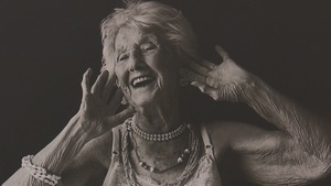 Une dame de 102 ans avec un large sourire.