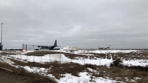 Un avion de l'armée sur la piste d'atterrissage aux Îles-de-la-Madeleine.