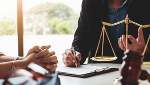 Un avocat avec son client