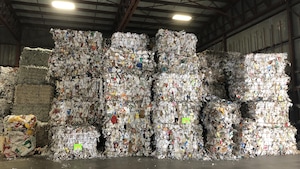 Des ballots de matières recyclables empilés dans l'entrepôt de Fibres Sustana, à Lévis.