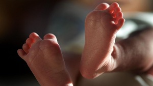 Une paire de pieds de bébé naissant.