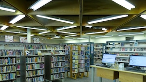 rangée de livres dans une bibliothèque