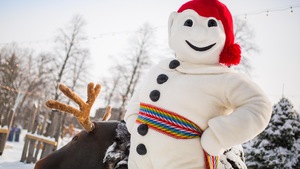 Le Bonhomme Carnaval pose fièrement à l'extérieur en hiver