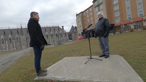 Bruno Savard discute avec Alain Girard, propriétaire des hôtels Château Laurier Québec et Château Bellevue.