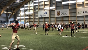 Des joueurs de football du Rouge et Or de l'Université Laval lors de la première journée du camp d'entraînement le 2 mars 2020 au PEPS.