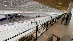 Deux employés traverse l'anneau de glace avec un filet de hockey.