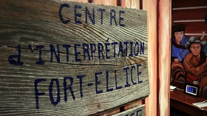 Image d'une enseigne avec les mots « CENTRE D'INTERPRÉTATION FORT-ELLICE ».