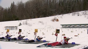 Des athlètes de biathlon lors d'une étape de tir sur la base militaire de Valcartier en mars 2020