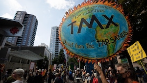 Des manifestants opposés au projet Trans Mountain lors d'un rassemblement à Vancouver, le 8 september 2021. 