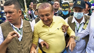 Rodolfo Hernandez à sa sortie d'un bureau de vote.
