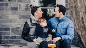 Une photo de famille.  Un père, une mère et leur jeune fils.  
