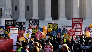 Une foule de personne tiennent des pancartes à teneur religieuse devant la Cour suprême.
