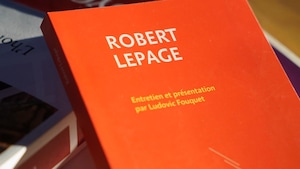 Couverture du livre «Robert Lepage», un recueil d'entretiens réalisé par Ludovic Fouquet.