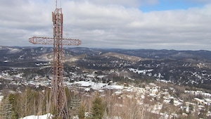 Du sommet de la montage, vue sur la croix et la ville de Sainte-Adèle et les environs 