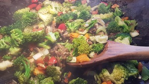 Divers légumes cuisent dans une casserole.