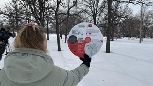 La directrice des communications du CCFM, Sassandra Bergounioux présente le projet "Cuisine ton quartier" au parc Provencher. 
