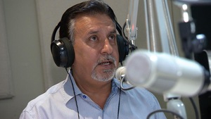 L'animateur de radio Dave Tatla derrière son micro.