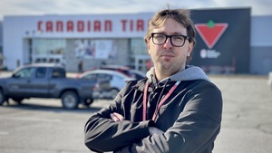 David Richard prend la pose devant le commerce Canadian Tire.