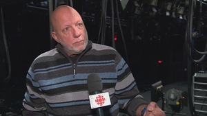 L’acteur Denis Bernard est en entrevue avec Radio-Canada dans le théâtre du Trident à Québec.