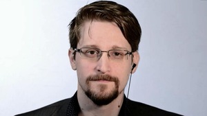 Un homme avec des lunettes.