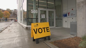 Entrée extérieure d'un bureau de vote à Québec.