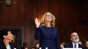 Christine Blasey Ford prête serment avec la main droite levée.
