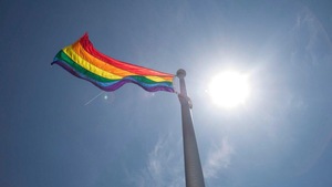 Un drapeau de la communauté LGBTQ+ flottant.