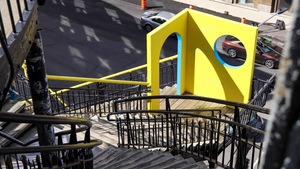 Un pavillon jaune installé sur l'un des paliers de l'escalier du Faubourg.