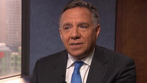 François Legault, assis près d'une fenêtre, en entrevue.