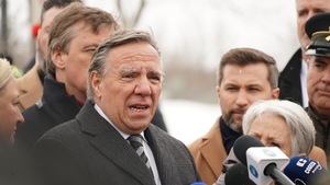 François Legault avec d'autres politiciens lors d'une conférence de presse au centre-ville d'Amqui.